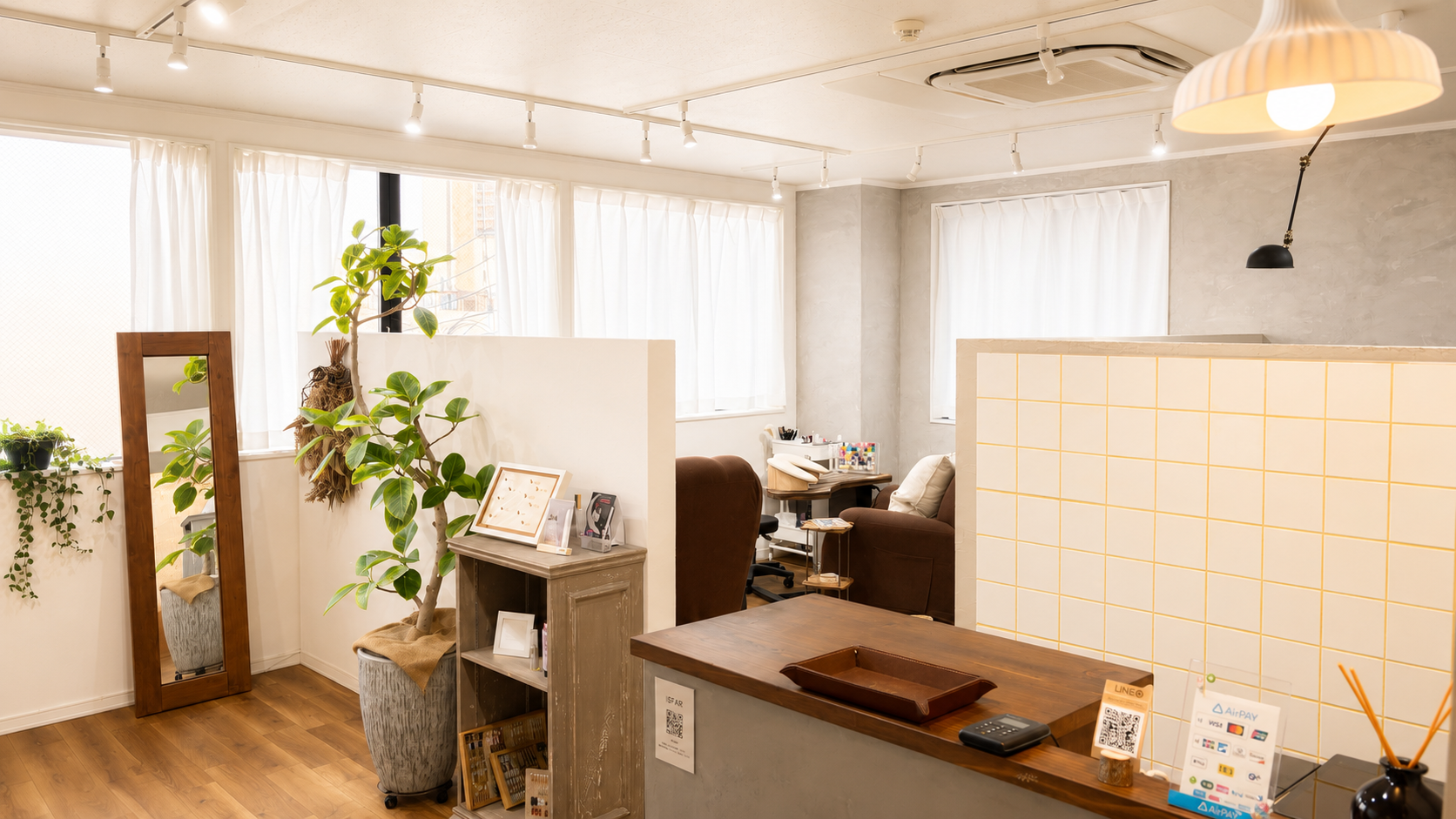 自然光とグリーンに包まれたYELLOWの店内