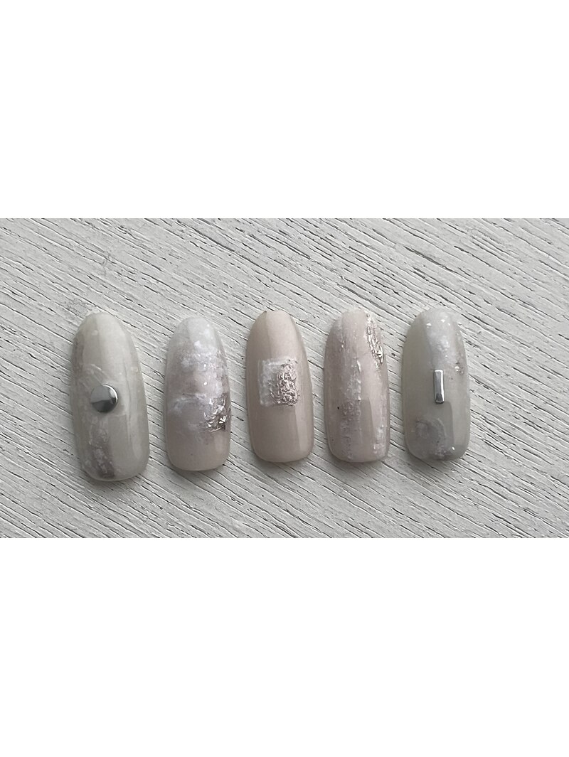 やわらかなグレーのシンプルネイル